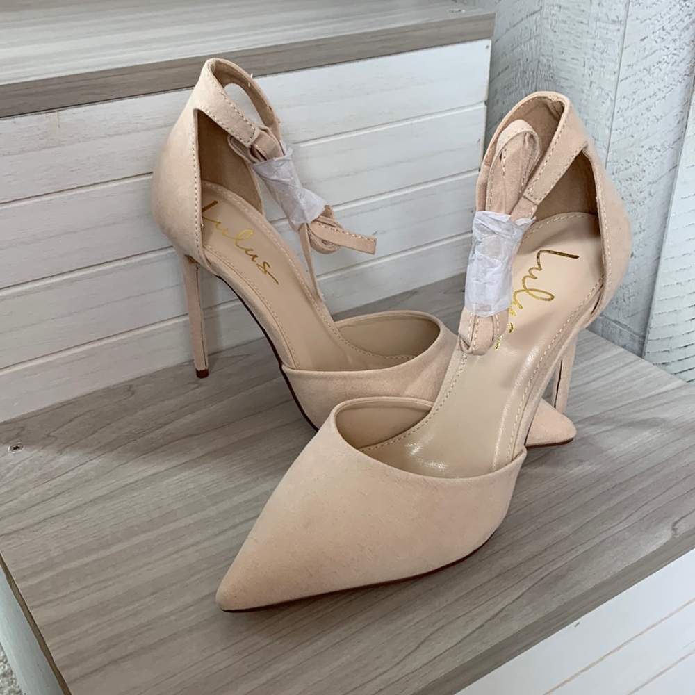 Lulu’s nude closed toe lace-up heels. Size 7.5